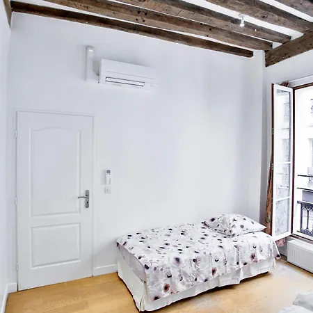 Marais 4 Bedrooms New * Parigi
