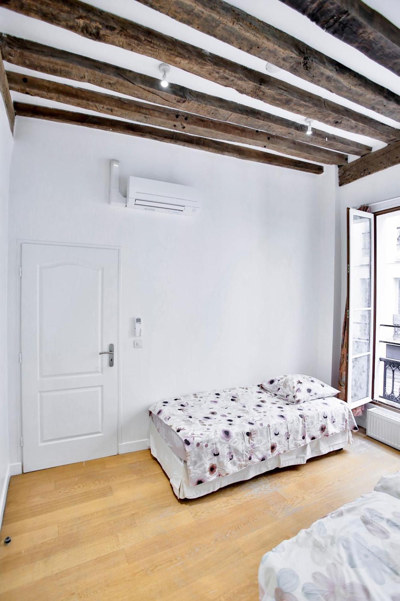 Marais 4 Bedrooms New * Parigi